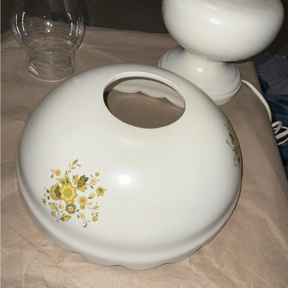 Vintage Rare Beautiful Floral Fenton Milk Hurricane Parlor Lamp Signed 1976 - Picture 12 of 16